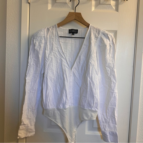 DANIELLE BERNSTEIN Tops - DANIELLE BERNSTEIN  White V-Neck long sleeve Bodysuit